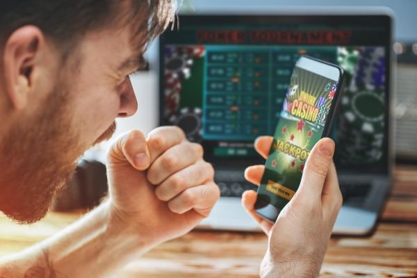 Ilustrasi pengguna menikmati hiburan kasino dan sports dengan batasan waktu yang sehat